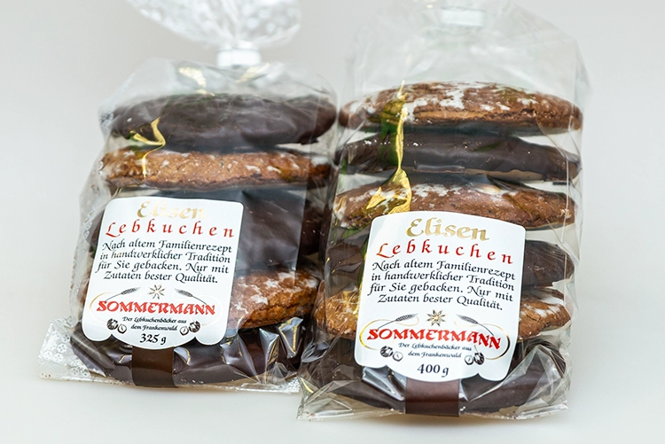 In Cellophan verpackte Elisten-Lebkuchen schokoliert und mit Zuckerglasur gemischt