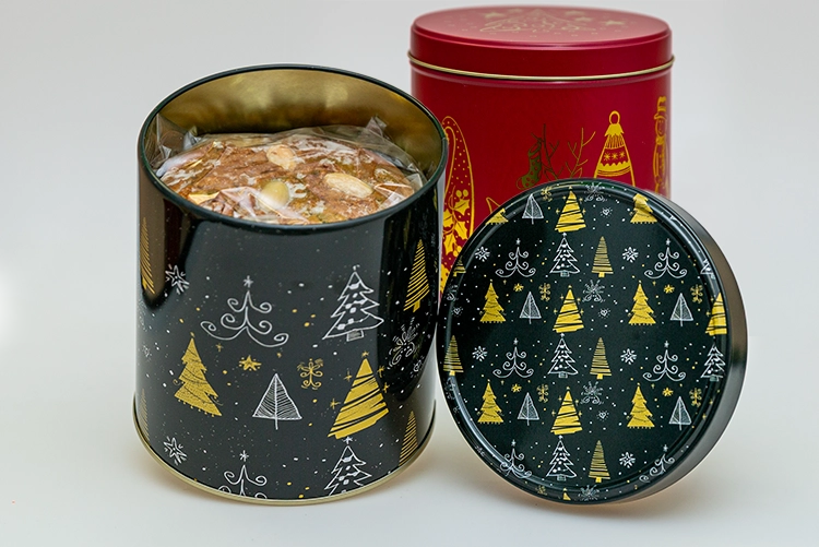 Weihnachtsdosen in rot und schwarz mit Lebkuchen