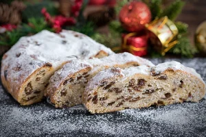 Weihnachtsstollen mit Rosinen