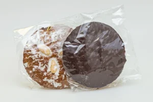 Schoko- und Zuckerguss-Lebkuchen in Cellophan eingepackt