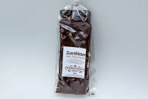 Zartbitterschokolade mit ganzen Haselnuss